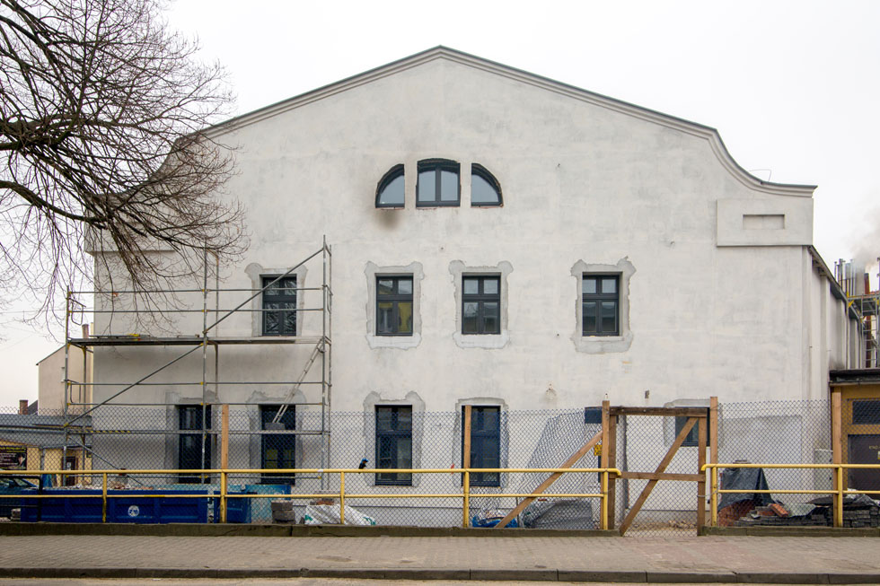 Budynek administracyjno-socjalny - wymieniona stolarka okienna w systemie mokrym