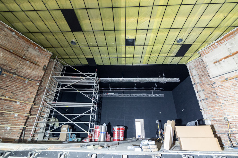 Aranżacja sceny kino-teatru w trakcie przebudowy