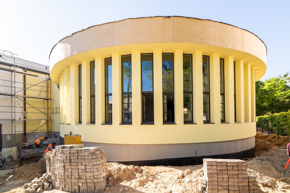 Elewacja budynku ronda po modernizacji i termomodernizacji