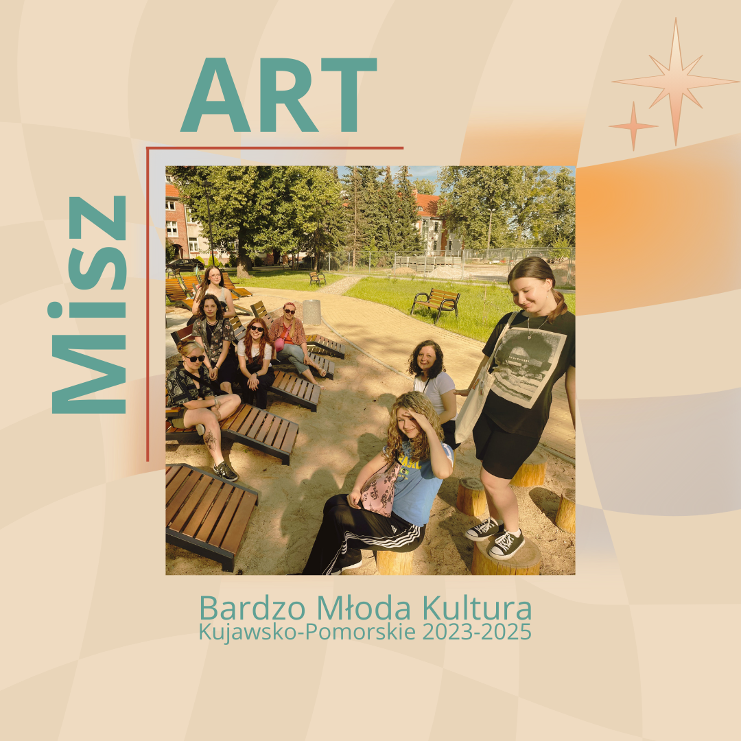 Ramka wokół zdjęcia kolor kremowy. Grupa młodych kobiet w plenerze, siedzących na ławkach. Tekst: Misz ART Bardzo Młoda Kultura Kujawsko - Pomorskie 2023-2025