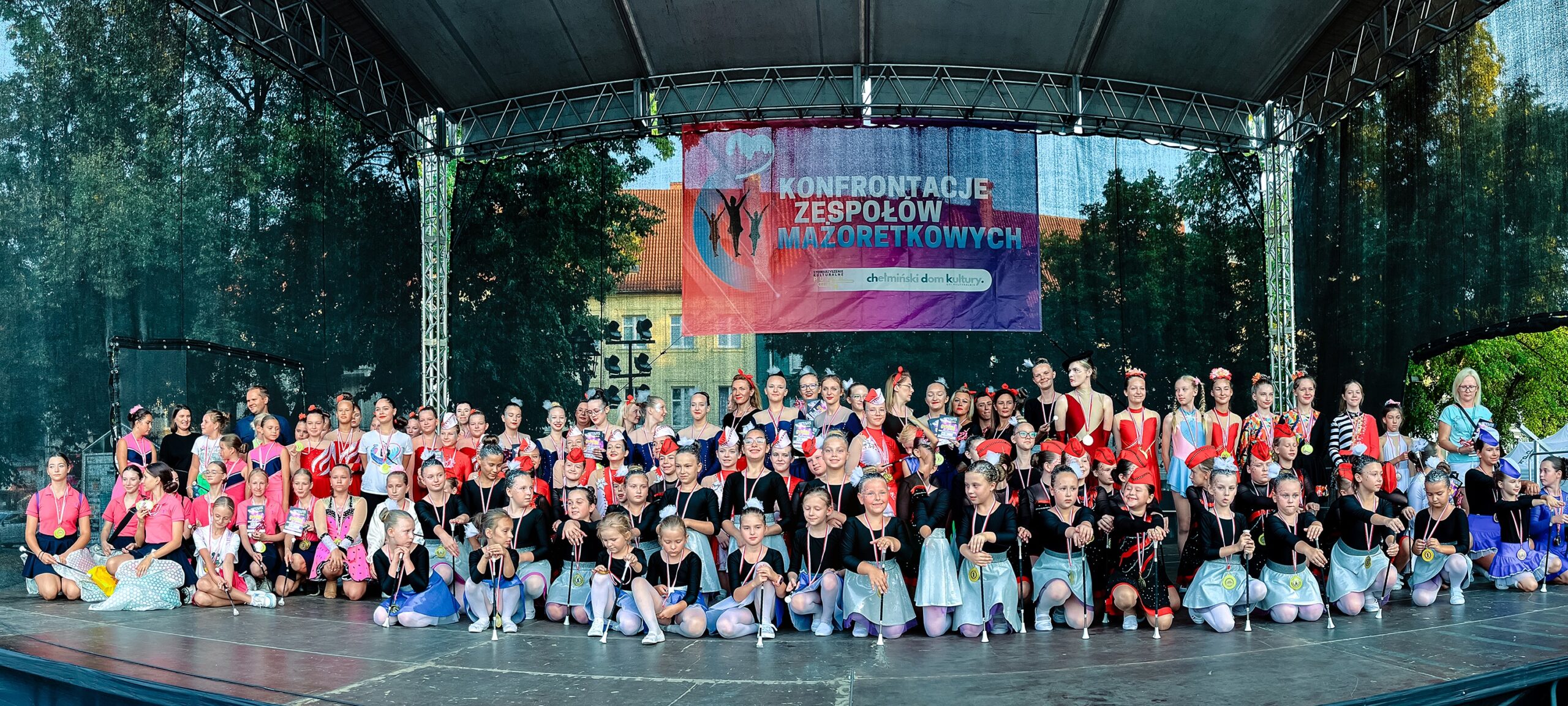 Zdjęcie grup mażoretkowych