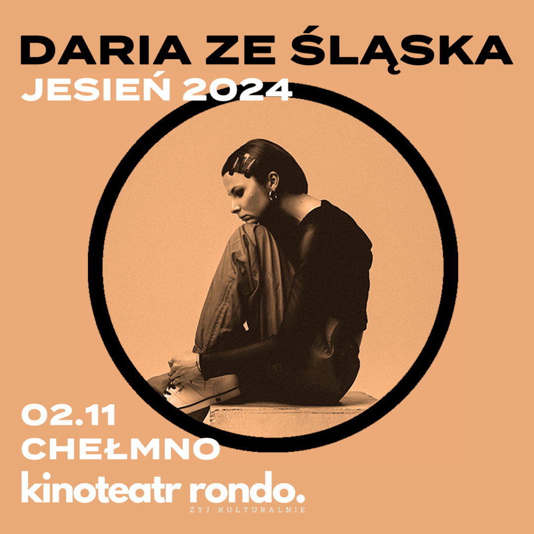 Rózowe tło, po środku siedząca dziewczyna, tekst: ,,Daria ze Śląska jesień 2024, 02.11 Chełmno, kinoteatr Rondo''.